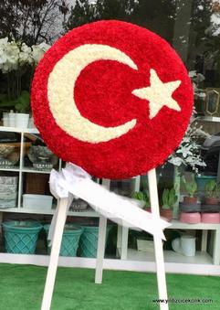 Çiçeklerden Türk Bayrağı
